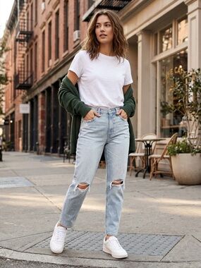 NWT American Eagle Ripped Mom Jeans Light Wash Sea Salt Distressed Size 6 Regula